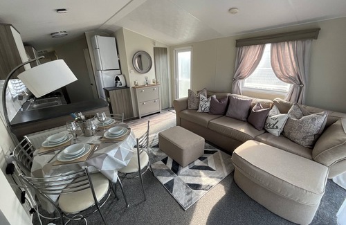 Colchester Cabin | Seaview Caravan 2 Bedroom Sleeps 6 -WiFi -Smart Tv