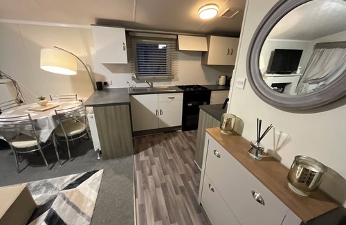 Colchester Cabin | Seaview Caravan 2 Bedroom Sleeps 6 -WiFi -Smart Tv