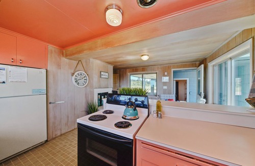 Seaside House | SeaView:}Hot-Tub~StepsToBeach~Ocean/Mt/Golf Views!~Bikes~DogsOK~Cornhole-Patio~