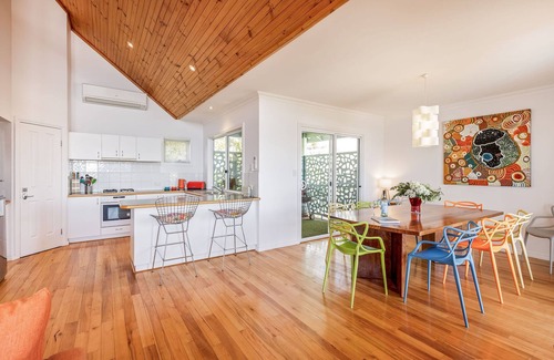 Dunsborough House | Seaview in Old Dunsborough: ocean views and pet friendly