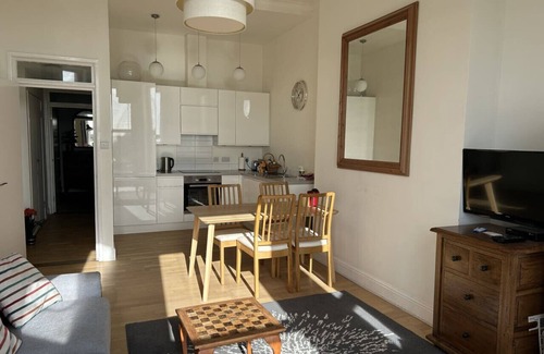 Southsea Apartment | Seaview Retreat & Private Parking