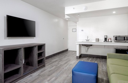 Fort Walton Beach Hotel | Seaview Room Perfect for Wellness Retreat Near Boardwalk on Okaloosa Island