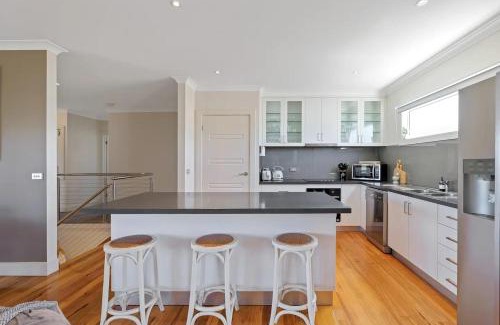 Sunset Strip House | SeaVision Escape by Ready Set Stay- BYO LINEN & TOWELS