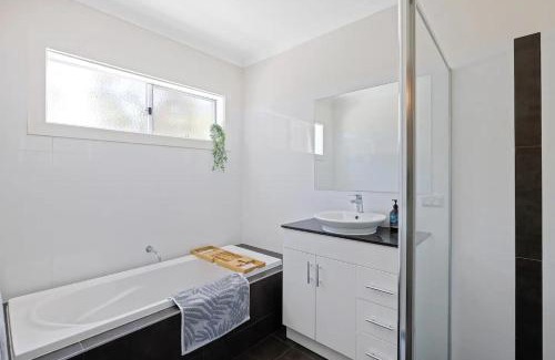 Sunset Strip House | SeaVision Escape by Ready Set Stay- BYO LINEN & TOWELS