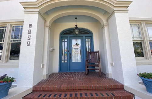 San Jacinto Bed & Breakfast | Seawall Suite @ The AveO! Full Hot Breakfast! 4 Block to Beach! GVR04326