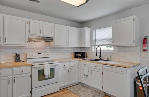 West San Antonio House | SeaWorld LacklandAFB SixFlags with game room