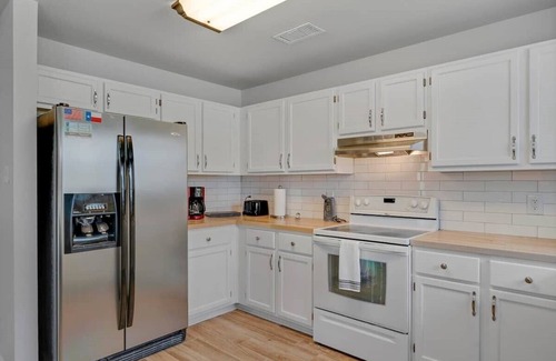 West San Antonio House | SeaWorld LacklandAFB SixFlags with game room