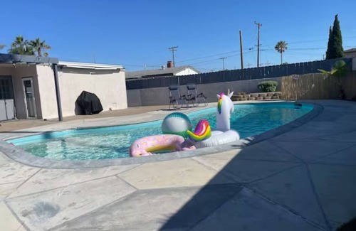 North Clairemont House | Seaworld & SD Zoo ~15 Min - Pool/BBQ/Game Room!