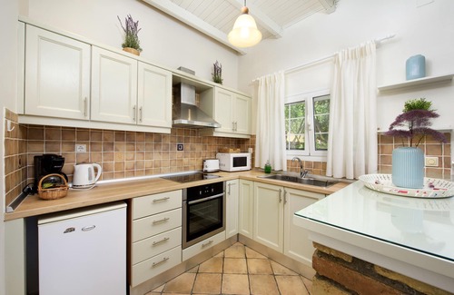 Agios Gordios House | Sebastians Family Hotel & Taverna