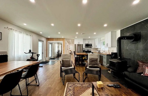 Carden House | Sebright Cottage With Private River