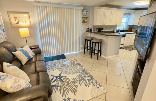 Kenmont Apartment | Secluded 1bed 1bath cottage near the beach