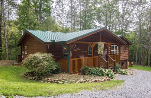 Gatlinburg - Pigeon Forge Cabin | Secluded 2 Bed, Hot Tub, Pool Table, Fire Pit. Enjoy a Fall Getaway!