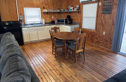 Stockdale Cabin | Secluded 2 bedroom cabin near Lake Jackson.