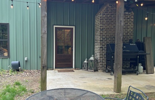 Oxford Cabin | Secluded 2 Bedroom Cabin 12 miles from the Square and Ole Miss Campus