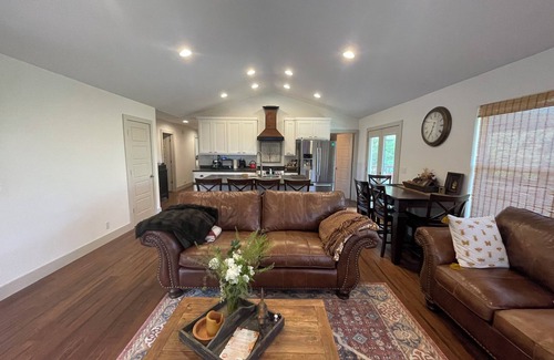 Madison County House | Secluded 4 Bedroom 4 bathroom near Wedding Venue