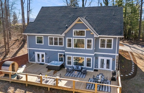 Hendersonville House | Secluded 5BR Stay,HotTub,Sauna,GameRoom,FirePit