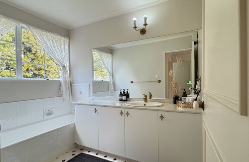 Waikato Other | Secluded 5rooms Farmhouse – Spacious Garden, BBQ & Pet-Friendly，Edge Hamilton