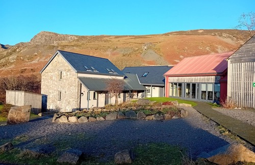 Llithfaen Apartment | Secluded and tranquil retreat between mountain and sean Encil diarffordd, tawel