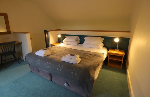 Llithfaen Apartment | Secluded and tranquil retreat between mountain and sean Encil diarffordd, tawel