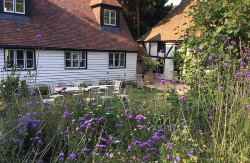 Denton Cottage | Secluded & Beautifully Restored Tudor Home w Large Garden. Family & Pet friendly