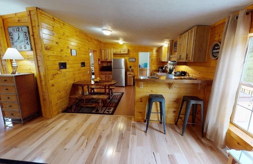 Nelsonville Cabin | Secluded Black Bear Lodge w/Private Pool & Hot Tub near Hocking Hills Ohio