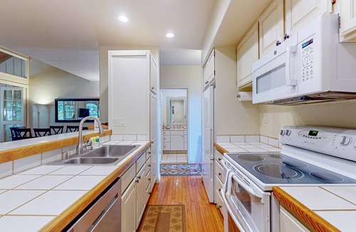 Maunaloa Condo | Secluded & Breezy Condo near the Ocean w/Free WiFi, Shared Outdoor Pool & Grills