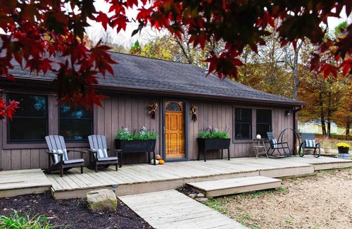 Pomona Cabin | Secluded Cabin. Art. Fast WiFi. Fireplace. New Kitchen