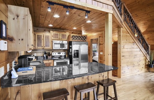Morganton Cabin | Secluded Cabin | Dog Friendly | Hot tub | Pool Table | 10min to BR