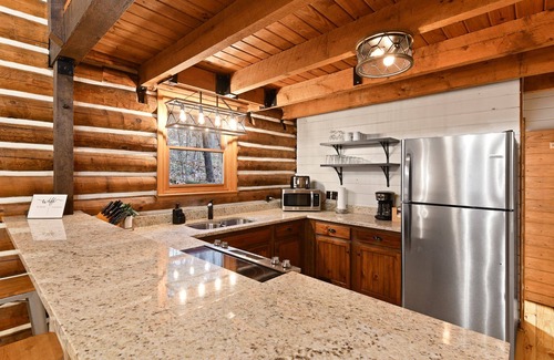 Logan Cabin | Secluded Cabin in Hocking Hills with Hot Tub!
