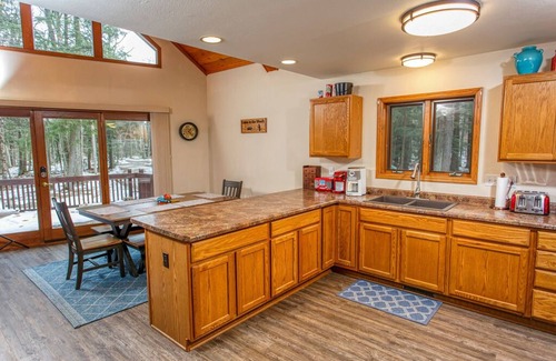 Sturgeon Bay Cabin | Secluded Cabin in the Woods - Dog Friendly