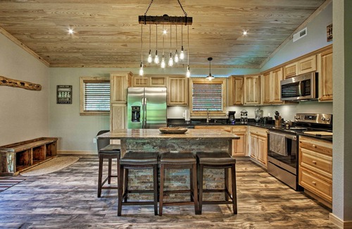 Pigeon Forge Cabin | Secluded Cabin w/Hot Tub, 3 Mi to Pigeon Forge!