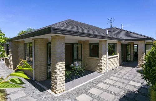 Waipahihi House | Secluded & Cosy - 5min to Town *No Service Fee*