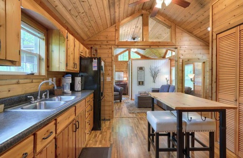 Carbon Hill Cottage | Secluded cottage 3 miles from Old Man's Cave