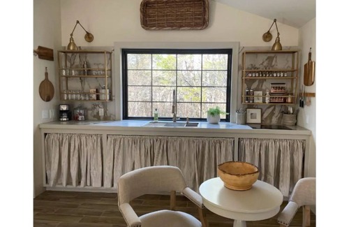 Readyville Cottage | secluded cottage- firepit, outdoor shower, hammock