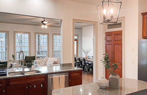 Dahlonega House | Secluded Cottage near Wineries and Wedding Venues