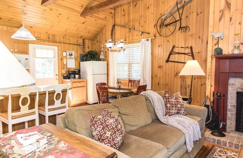Lexington Cabin | Secluded Cottage with Indoor Hot-Tub Ideal for Couples in Virginia