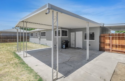 Raisin House | Secluded & Cozy 3B/1Bth w GreatA to Airport
