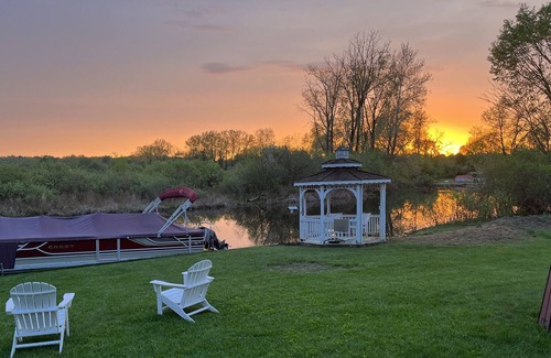 Brooklyn Cottage | Secluded & cozy Vineyard Lake channel front cottage in Irish Hills- 5 Min to MIS