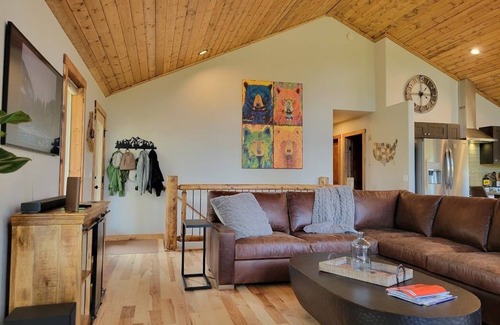 Valley of the Sun House | Secluded, dog-friendly mountain getaway with amazing views and huge deck!