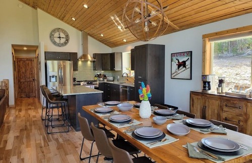 Valley of the Sun House | Secluded, dog-friendly mountain getaway with amazing views and huge deck!