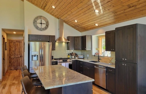 Valley of the Sun House | Secluded, dog-friendly mountain getaway with amazing views and huge deck!