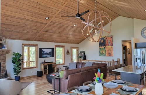 Valley of the Sun House | Secluded, dog-friendly mountain getaway with amazing views and huge deck!