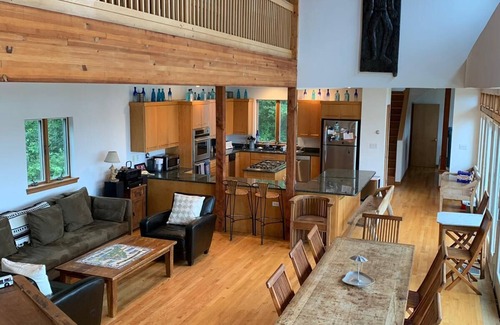Aquinnah House | SECLUDED FAMILY HOUSE IN AQUINNAH OVERLOOKING THE VINEYARD SOUND