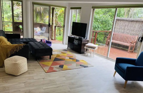Newport House | Secluded family treehouse, 6 minutes from stunning Bungan Beach