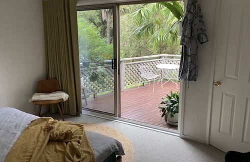 Newport House | Secluded family treehouse, 6 minutes from stunning Bungan Beach