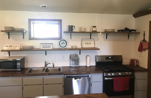 Steelville House | Secluded farmhouse retreat - Meramec river access!
