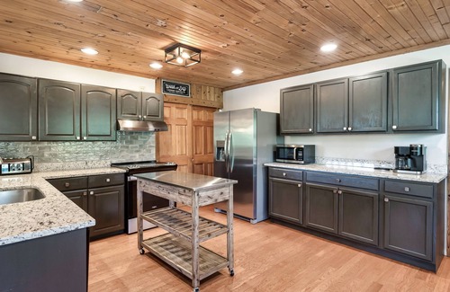 Townsend Cabin | Secluded fully renovated large cabin, with gorgeous mountain views, 5BD, 4BA
