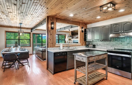 Townsend Cabin | Secluded fully renovated large cabin, with gorgeous mountain views, 5BD, 4BA
