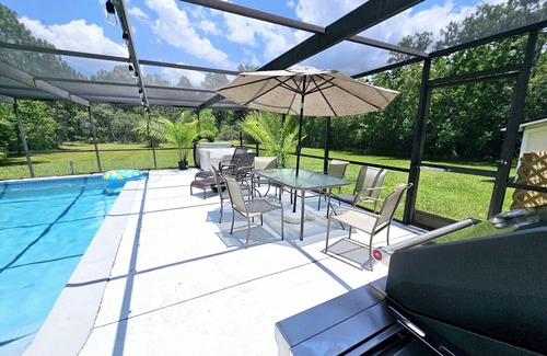 Crystal River House | Secluded Grotto with pool and hot tub! — Only 20 minutes from the beach! Pets ok