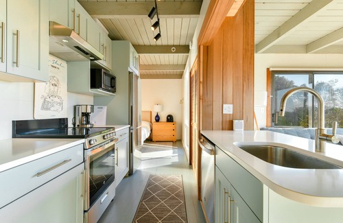 Chilmark House | Secluded Guest House overlooking Menemsha Pond. Dogs welcome + Lvl2 EV charger.